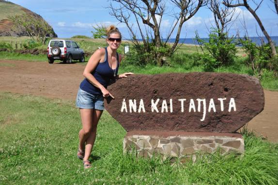 Visitando uma caverna (Ana) ao lado de Hanga Roa, em Rapa Nui (ou Ilha de Páscoa), ilha chilena no meio do Oceano Pacífico